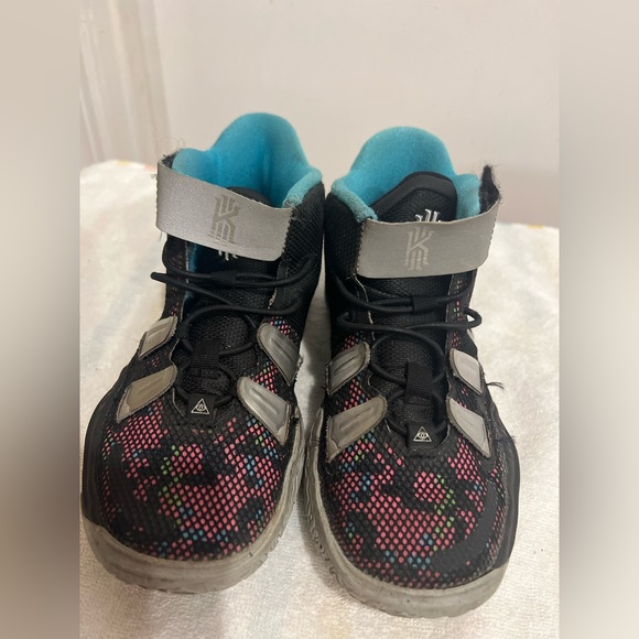 Kyrie Basketball Sneakers- kids 13c - Picture 2 of 9